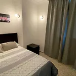 Hermoso Edificio Frente Al Mar, A Pie De Playa Y Hermosas Vistas