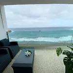 Hermoso Edificio Frente Al Mar, A Pie De Playa Y Hermosas Vistas