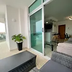 Hermoso Edificio Frente Al Mar, A Pie De Playa Y Hermosas Vistas