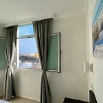 Hermoso Edificio Frente Al Mar, A Pie De Playa Y Hermosas Vistas