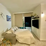 Hermoso Edificio Frente Al Mar, A Pie De Playa Y Hermosas Vistas