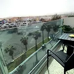 Hermoso Edificio Frente Al Mar, A Pie De Playa Y Hermosas Vistas *
