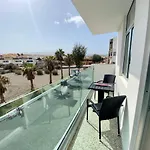 Hermoso Edificio Frente Al Mar, A Pie De Playa Y Hermosas Vistas *