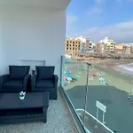 Hermoso Edificio Frente Al Mar, A Pie De Playa Y Hermosas Vistas