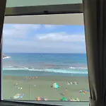 Hermoso Edificio Frente Al Mar, A Pie De Playa Y Hermosas Vistas