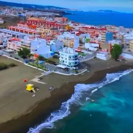 Hermoso Edificio Frente Al Mar, A Pie De Playa Y Hermosas Vistas