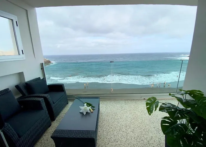 Hermoso Edificio Frente Al Mar, A Pie De Playa Y Hermosas Vistas