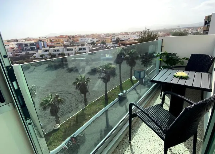 Hermoso Edificio Frente Al Mar, A Pie De Playa Y Hermosas Vistas *