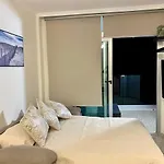 Hermoso Edificio Frente Al Mar, A Pie De Playa Y Hermosas Vistas *