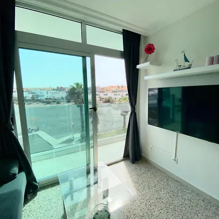 Hermoso Edificio Frente Al Mar Con Gran Terraza Y Hermosas Vistas *