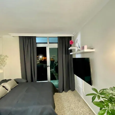 Hermoso Edificio Frente Al Mar Con Gran Terraza Y Hermosas Vistas *