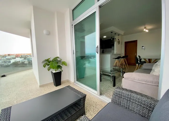 Hermoso Edificio Frente Al Mar, A Pie De Playa Y Hermosas Vistas