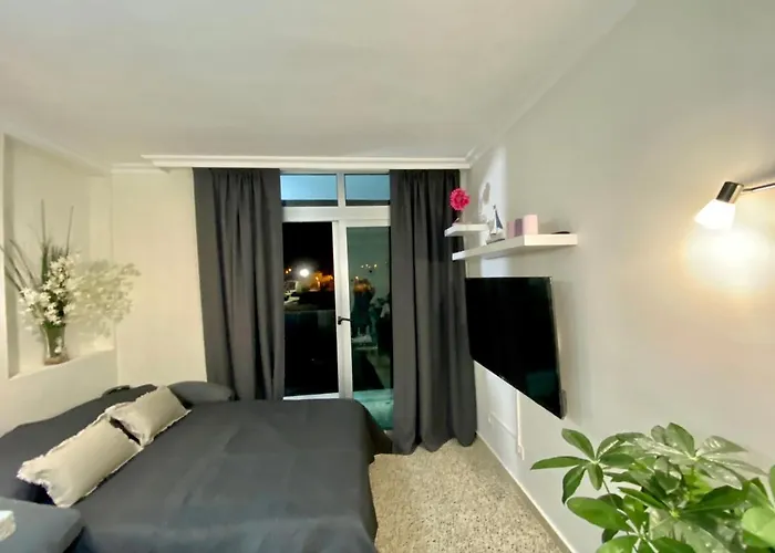 Hermoso Edificio Frente Al Mar Con Gran Terraza Y Hermosas Vistas *