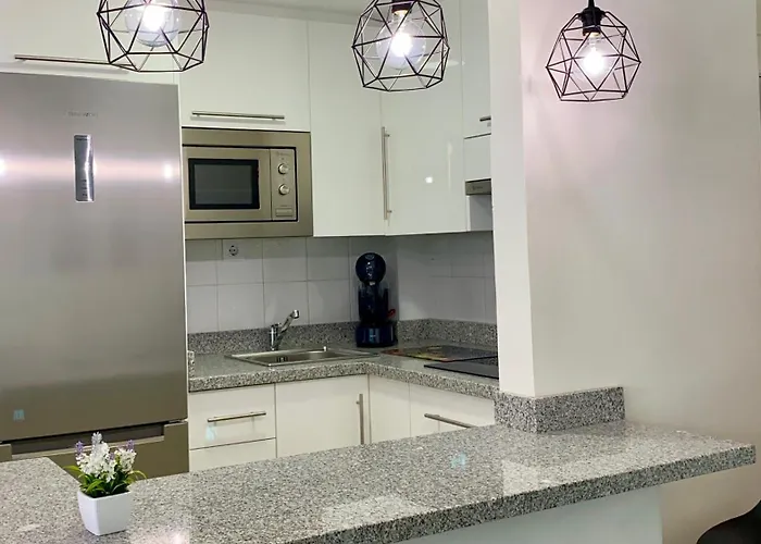 Hermoso Edificio Frente Al Mar, A Pie De Playa Y Hermosas Vistas