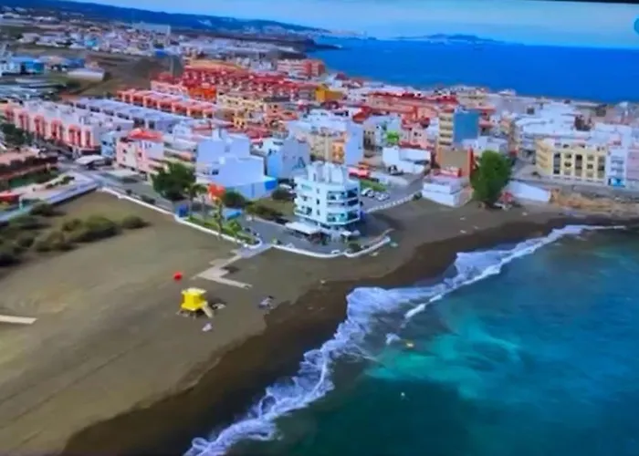 Hermoso Edificio Frente Al Mar Con Gran Terraza Y Hermosas Vistas