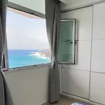 Hermoso Edificio Frente Al Mar, A Pie De Playa Y Hermosas Vistas