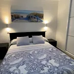 Hermoso Edificio Frente Al Mar, A Pie De Playa Y Hermosas Vistas *