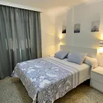 Hermoso Edificio Frente Al Mar, A Pie De Playa Y Hermosas Vistas *