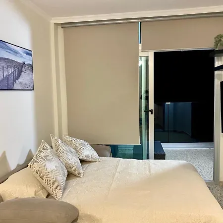 Hermoso Edificio Frente Al Mar, A Pie De Playa Y Hermosas Vistas *