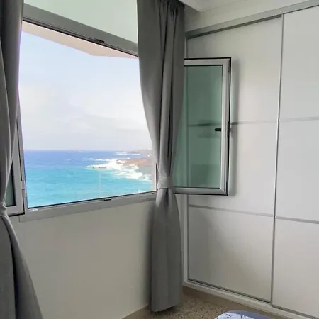 Hermoso Edificio Frente Al Mar, A Pie De Playa Y Hermosas Vistas