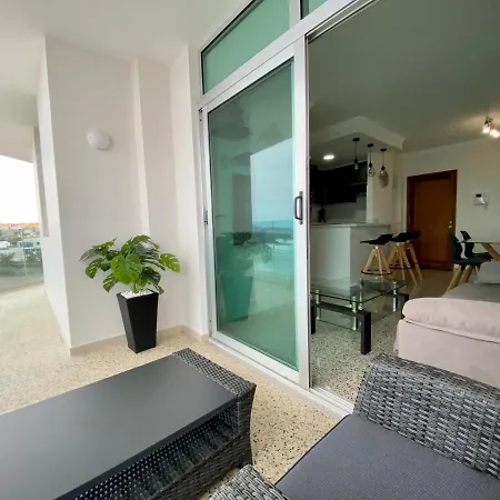 Hermoso Edificio Frente Al Mar, A Pie De Playa Y Hermosas Vistas