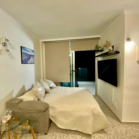 Hermoso Edificio Frente Al Mar Con Gran Terraza Y Hermosas Vistas