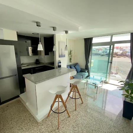 Hermoso Edificio Frente Al Mar Con Gran Terraza Y Hermosas Vistas