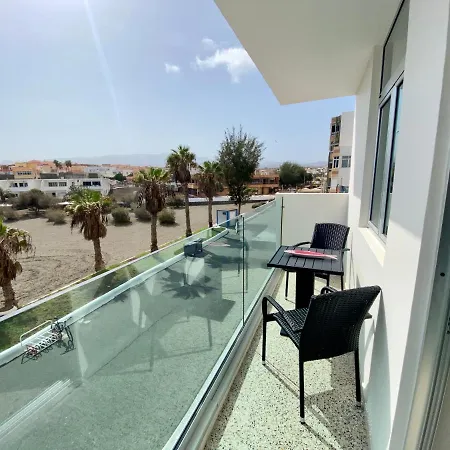 Hermoso Edificio Frente Al Mar Con Gran Terraza Y Hermosas Vistas *