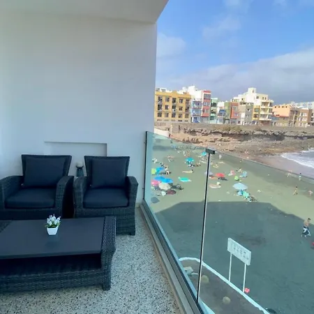 Hermoso Edificio Frente Al Mar, A Pie De Playa Y Hermosas Vistas