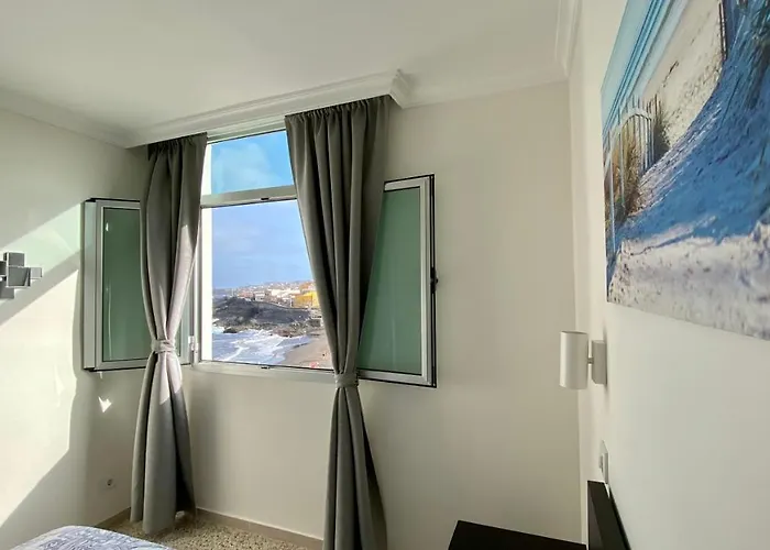 Hermoso Edificio Frente Al Mar Con Gran Terraza Y Hermosas Vistas