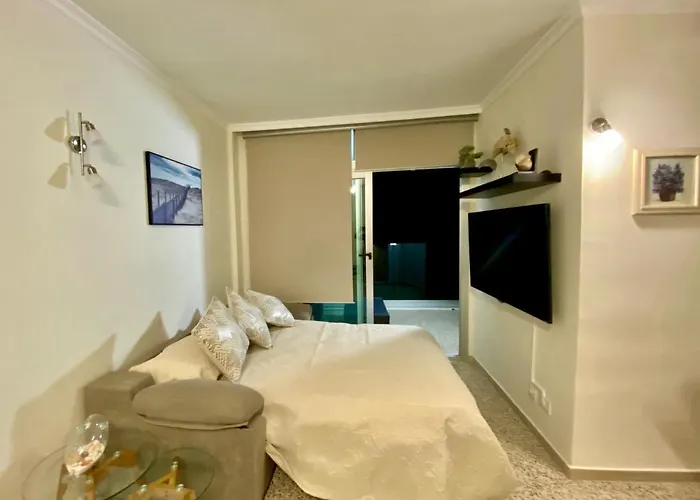 Hermoso Edificio Frente Al Mar, A Pie De Playa Y Hermosas Vistas