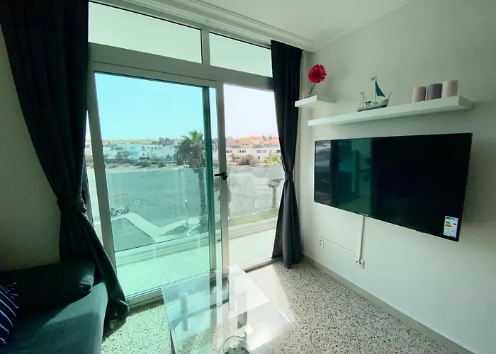 Hermoso Edificio Frente Al Mar Con Gran Terraza Y Hermosas Vistas *