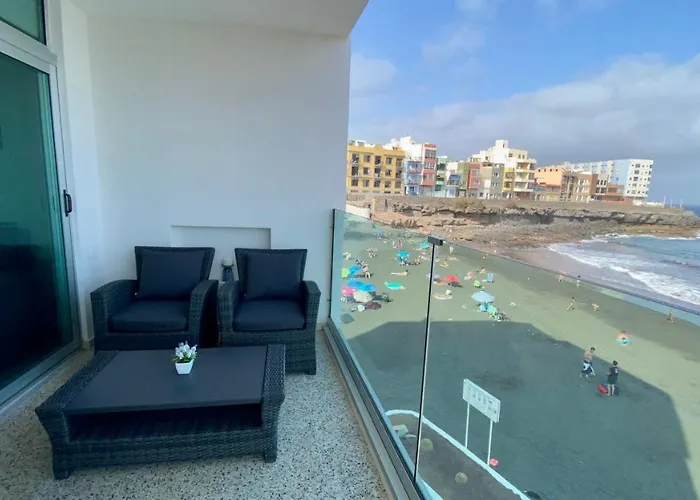 Hermoso Edificio Frente Al Mar, A Pie De Playa Y Hermosas Vistas