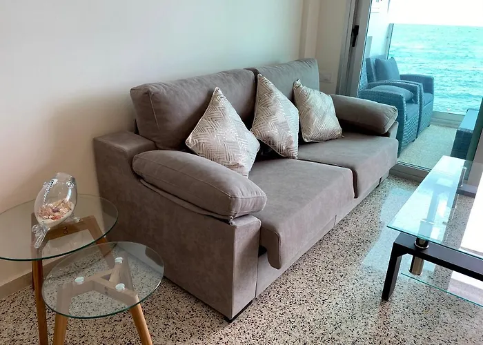 Hermoso Edificio Frente Al Mar Con Gran Terraza Y Hermosas Vistas Apartamento