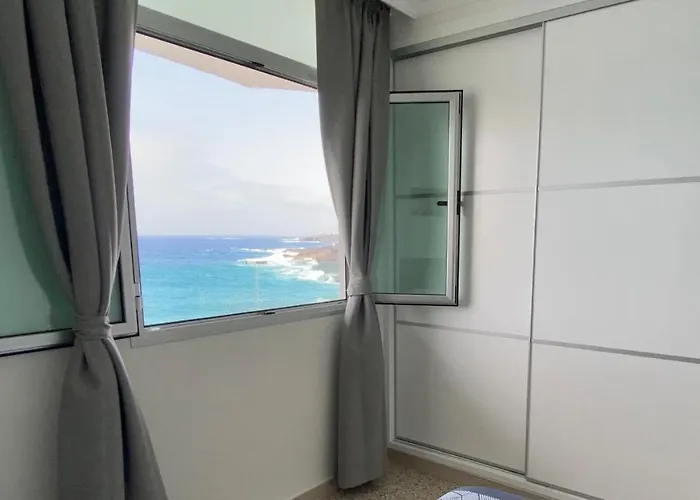 Hermoso Edificio Frente Al Mar Con Gran Terraza Y Hermosas Vistas