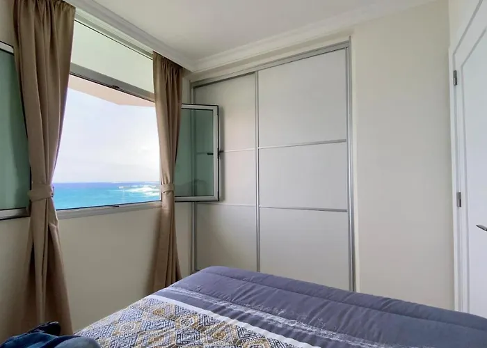 Hermoso Edificio Frente Al Mar Con Gran Terraza Y Hermosas Vistas Apartamento *